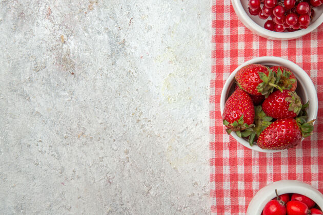 甜点顶视图红色水果与浆果在白色地板上新鲜水果浆果农产品草莓新鲜