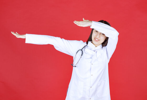 人类带听诊器的女护士很害怕 想阻止什么服装医生姿势