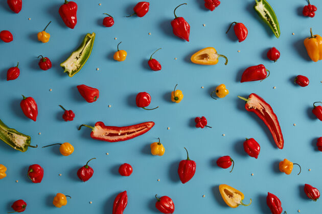 图案全切甜椒和五颜六色的甜椒 其种子在蓝色工作室背景上隔离从国内花园收获蔬菜丰收 农业和维生素概念超级食品碳水化合物味道品种