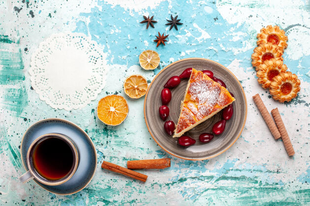 咖啡俯视图蛋糕片配饼干和一杯茶放在蓝色桌子上水果蛋糕烤派饼干甜颜色水果桌子