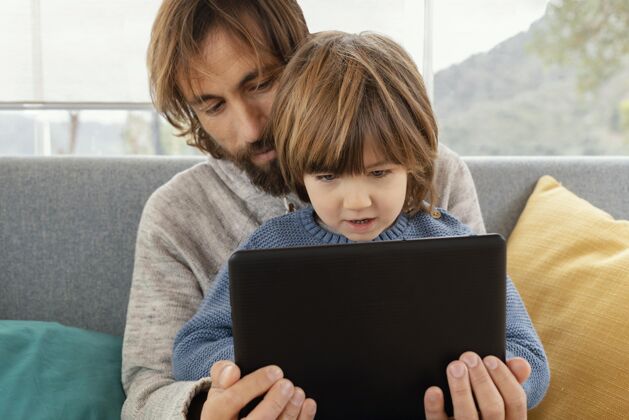 科技父子俩一起玩平板电脑模特在一起父亲