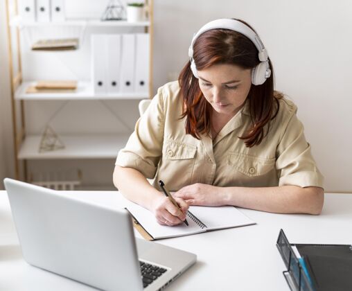 技术工作中的女人正在笔记本电脑上进行视频通话女士笔记本电脑耳机