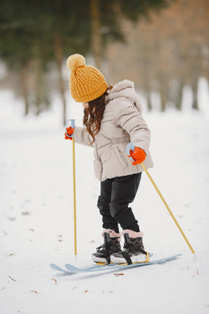 年轻小女孩越野滑雪娱乐运动公园