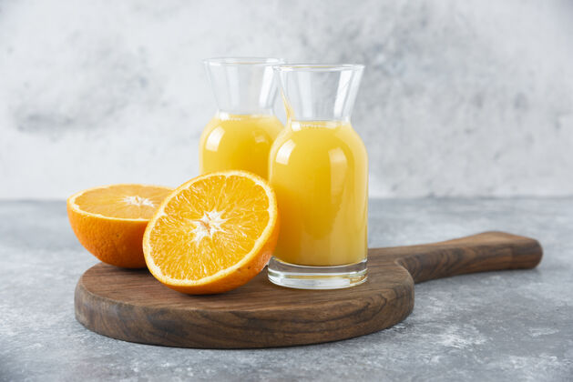风格一杯果汁加一片橙子美味切片圆形