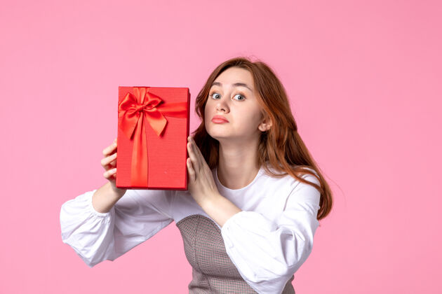 年轻女性正面图：年轻女性 红色包装 粉色背景 相亲日期 三月横向 性感礼物 香水 照片 钱香水礼品礼品