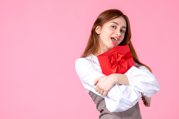 年轻女性正面图：年轻女性 红色包装 粉色背景 恋爱日期 三月 性感平等女性礼品礼品香水