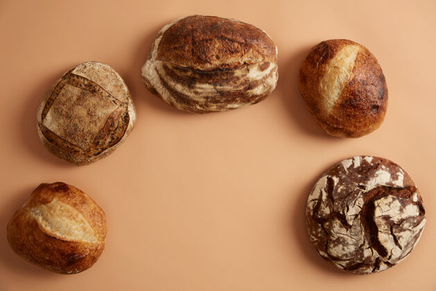 传统各种类型的面包富含纤维维生素 天然发酵物和有机面粉中的矿物质发芽小麦或酸面团面包能提高消化率 提高营养素的利用率生物面包面包房