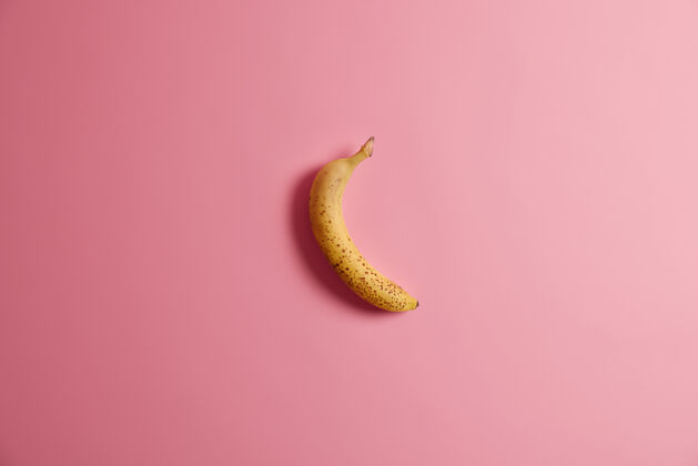 营养开胃新鲜的全黄香蕉隔离在粉红色背景上早餐吃美味的无皮水果水平镜头成熟的水果含有大量的热量和维生素干净的饮食理念作物生的热带