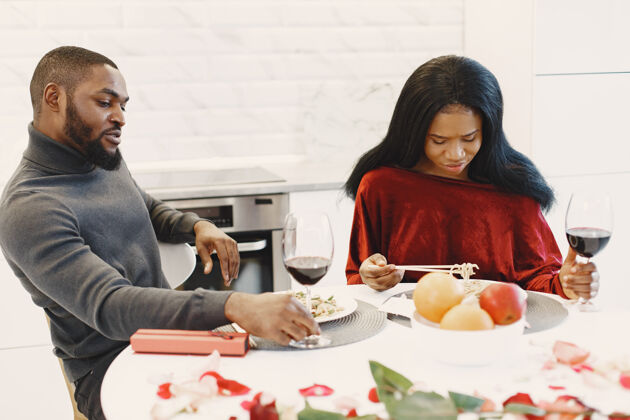 庆祝情人节这天 一对夫妻坐在桌旁 吃饭 谈笑风生非洲裔用餐女士