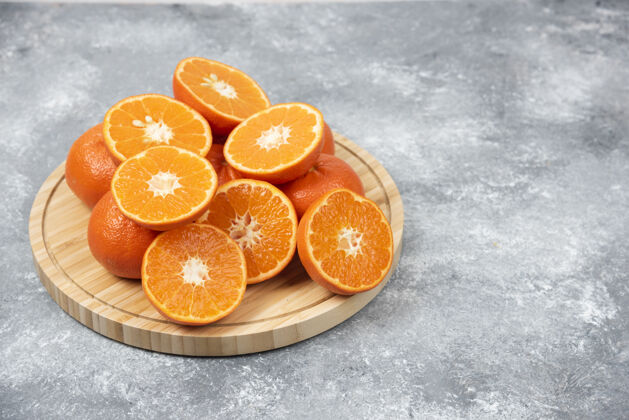切把新鲜多汁的橙子切片放在木盘里片分割对象