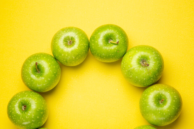 农产品顶部特写镜头：绿色苹果六个开胃的绿色苹果放在桌子上多汁饮食成熟