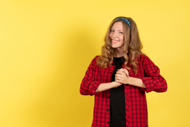 格子正面图穿着红色格子衬衫的年轻女性站在黄色背景上微笑着模特儿人类女孩站立人物成人