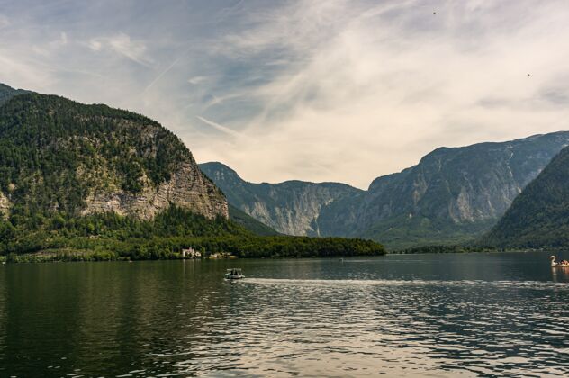 徒步旅行在奥地利的哈尔施塔特拍摄的山间湖泊的惊险镜头令人叹为观止风景奥