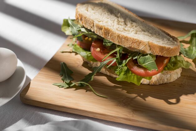 水平高角度的烤面包三明治 西红柿 蔬菜和鸡蛋番茄三明治美食