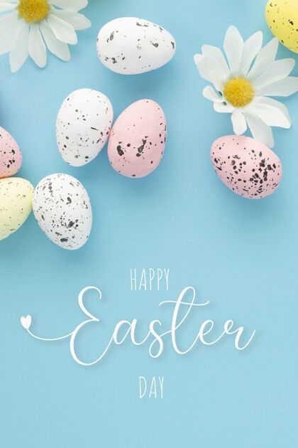蓝色背景复活节快乐海报与鸡蛋和雏菊在蓝色的背景平铺彩蛋顶视图