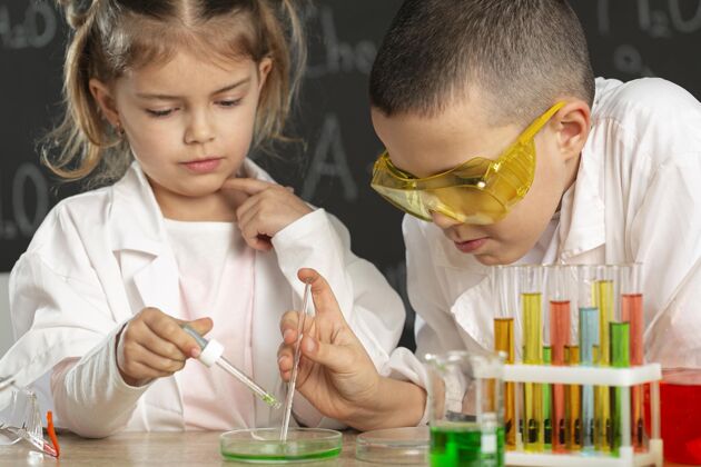女孩孩子们在实验室做实验科学家防护眼镜实验室