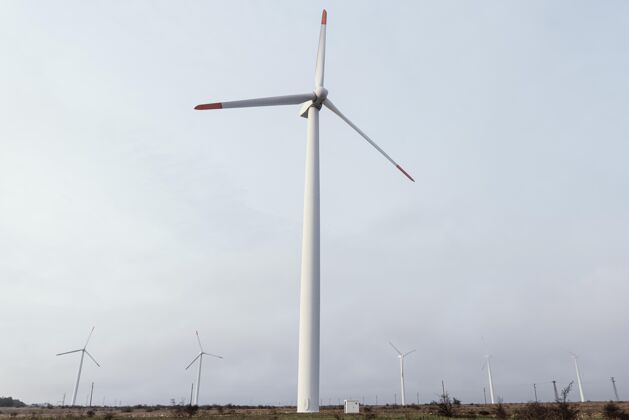 可再生能源风力涡轮机在发电场的正面图环境环保风力涡轮机