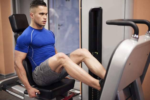肌肉发达在压腿机上锻炼的人挑战运动运动服