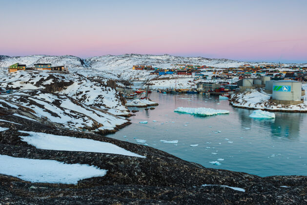 村庄丹麦伊卢利萨特-2014年5月8日：格陵兰伊卢利萨特港的晨光天房子码头