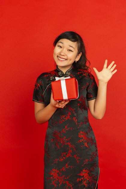 微笑带着礼盒的年轻亚洲女人快乐季节祝福