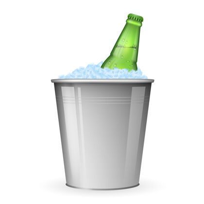 桶冰上啤酒放在金属桶里 与白色隔离瓶装冰上啤酒 饮料啤酒放在有冰的桶里冷冰酒精