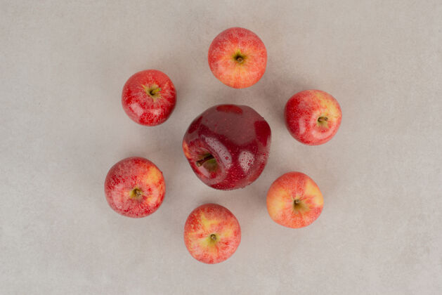 行白桌子上有许多红苹果苹果素食自然
