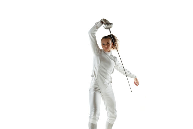女子身穿击剑服装的少女 手拿剑 被隔离在白墙上形状女子游戏