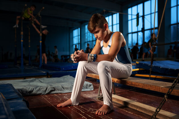 平行少男体操运动员在健身房训练 灵活好动服装健身健身房