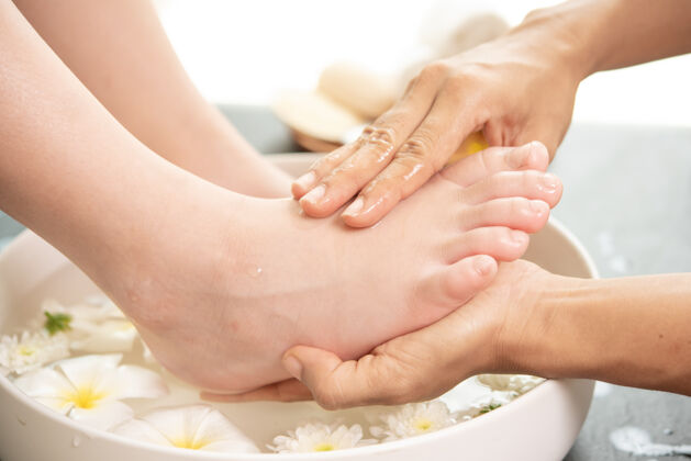 水疗治疗前在水疗中心洗脚水疗中心为女性提供足部和手部水疗产品芳香保健软