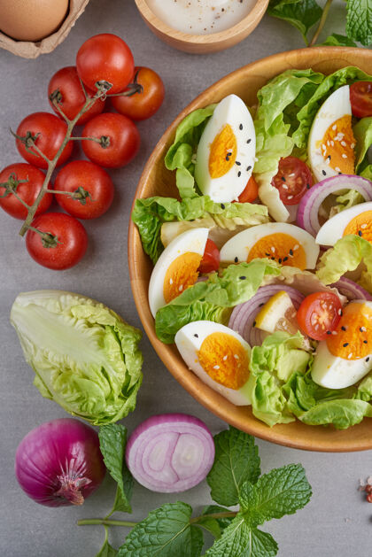 健康饮食菜单健康的新鲜蔬菜沙拉西红柿 鸡蛋 洋葱健康的膳食概念素食黄色饮食