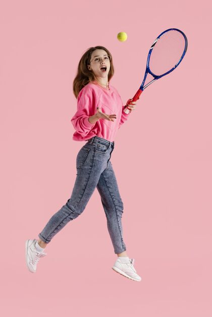 网球快乐的女人用网球拍跳跃姿势模特年轻