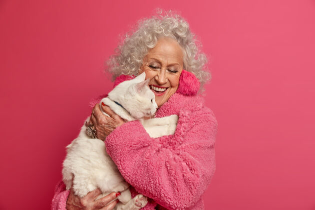 个人幸福的皱纹时尚奶奶与美丽的猫特写肖像生活方式请灰色
