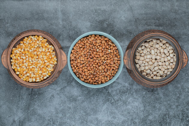 混合不同的锅里有不同种类的生豆子和玉米种子豆类美味