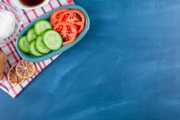 黄瓜一份清淡的早餐 茶巾 蓝色顶视图美味盘子