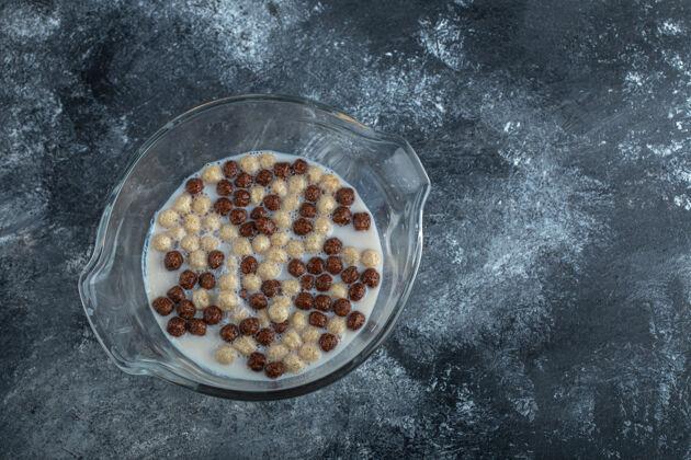 美味巧克力和麦球放在玻璃碗里小吃食物有机