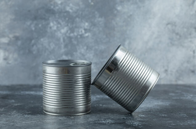 小吃把封闭的锡罐放在大理石上养护包装银