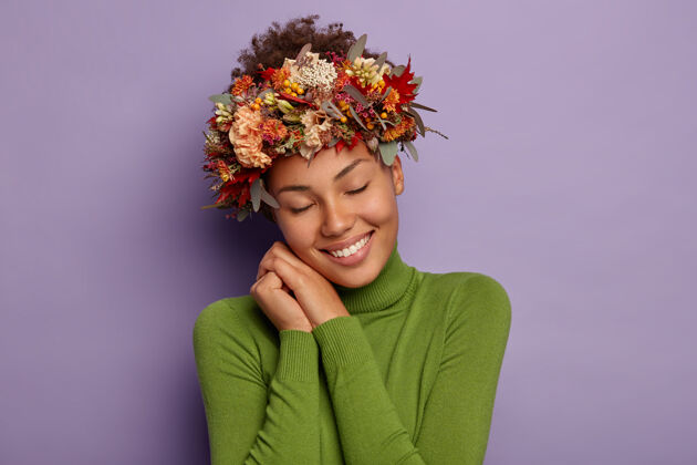 健康可爱的秋高气爽的女孩倚在手上贴着脸 歪着头 戴着秋天植物做的漂亮花环树叶治疗女人