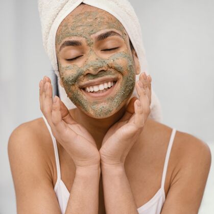 健康脸上戴着自制面具的快乐女人美容治疗自我护理