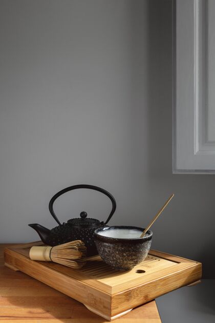 木刷子木制托盘上的茶壶和茶具木托盘桌子碗