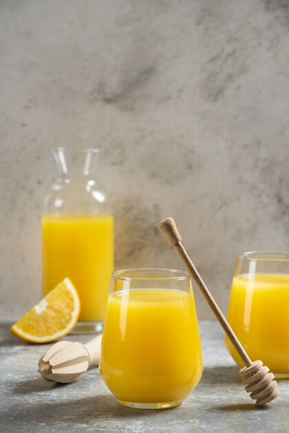 新鲜一杯橙汁和一个木勺多汁柑橘美味