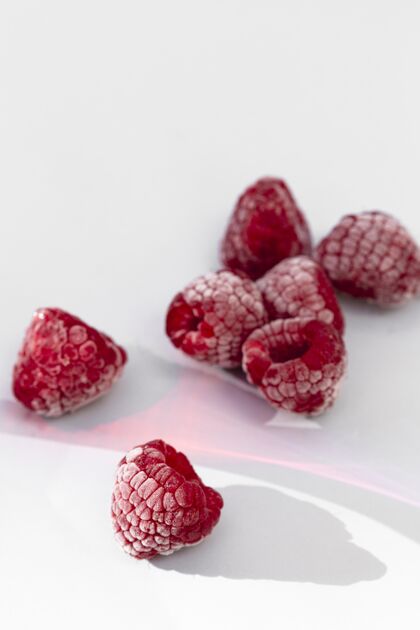 天然桌上有冰冻的树莓覆盆子冷冻覆盆子有机
