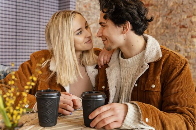 情侣一对年轻夫妇在享受一杯咖啡休闲女人年轻