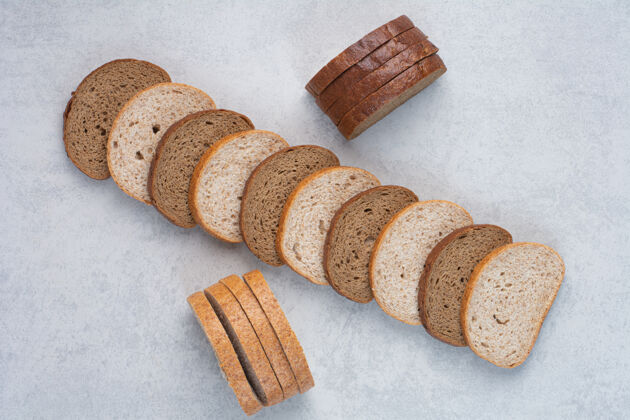 黑麦两种面包片大理石背景高品质的照片种子各种棕色
