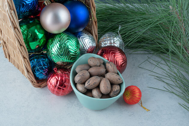 健康一个蓝色的坚果盘圣诞喜庆球高品质的照片坚果吃圣诞球