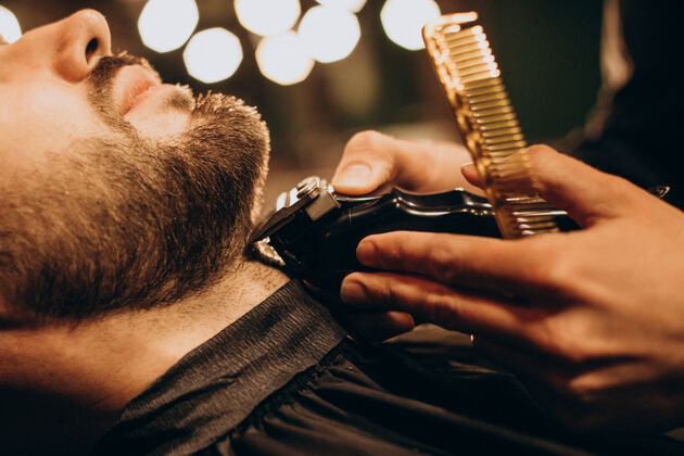 理发师理发店刮胡子的帅哥剃须专业面部