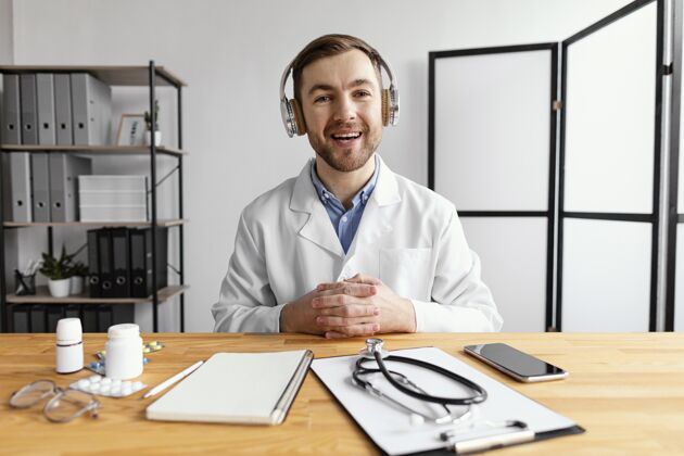 医生中弹笑脸医生在办公桌上虚拟医疗保健医疗