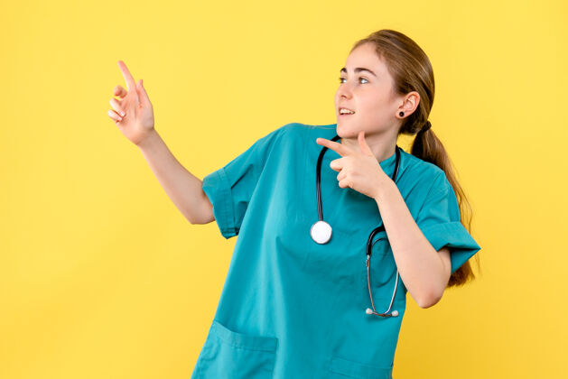 听诊器正面图黄色背景上的女医生情绪医院卫生医生医生成人工作