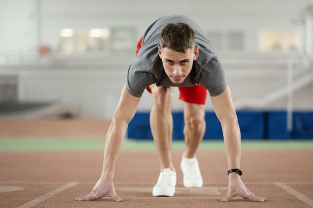 男人全速运动员准备好跑步了成人健活方式