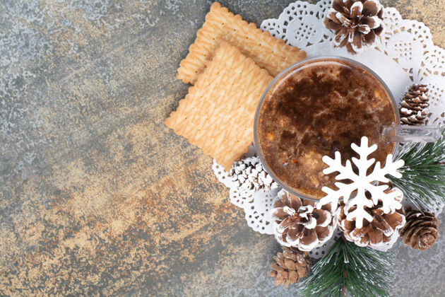 马克杯一杯咖啡 配上美味的饼干和松果 背景为大理石高品质照片松果饮料饼干