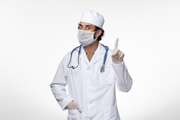医疗正面图：男医生穿着医疗服 戴着口罩 以防白墙病毒的传播套装人视图